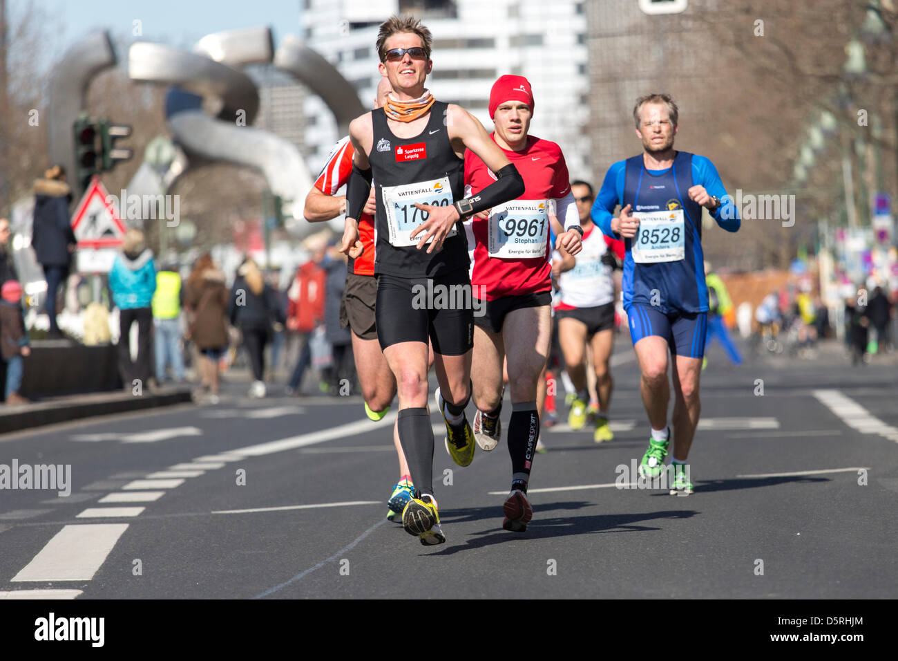 Berlin, Allemagne. 7 avril, 2013. Les participants de la 33e demi-marathon au km 14, 2013 à Berlin, Allemagne. Banque D'Images