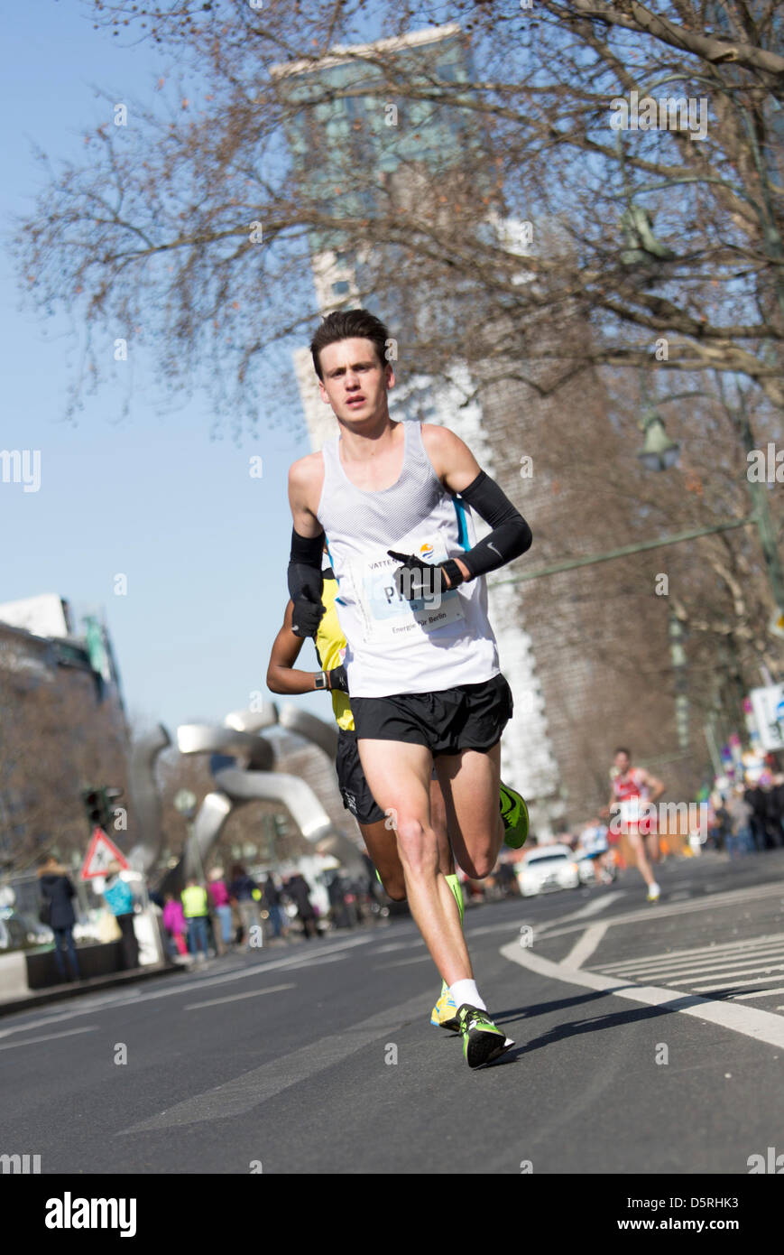 Berlin, Allemagne. 7 avril, 2013. Les participants de la 33e demi-marathon au km 14, 2013 à Berlin, Allemagne. Banque D'Images