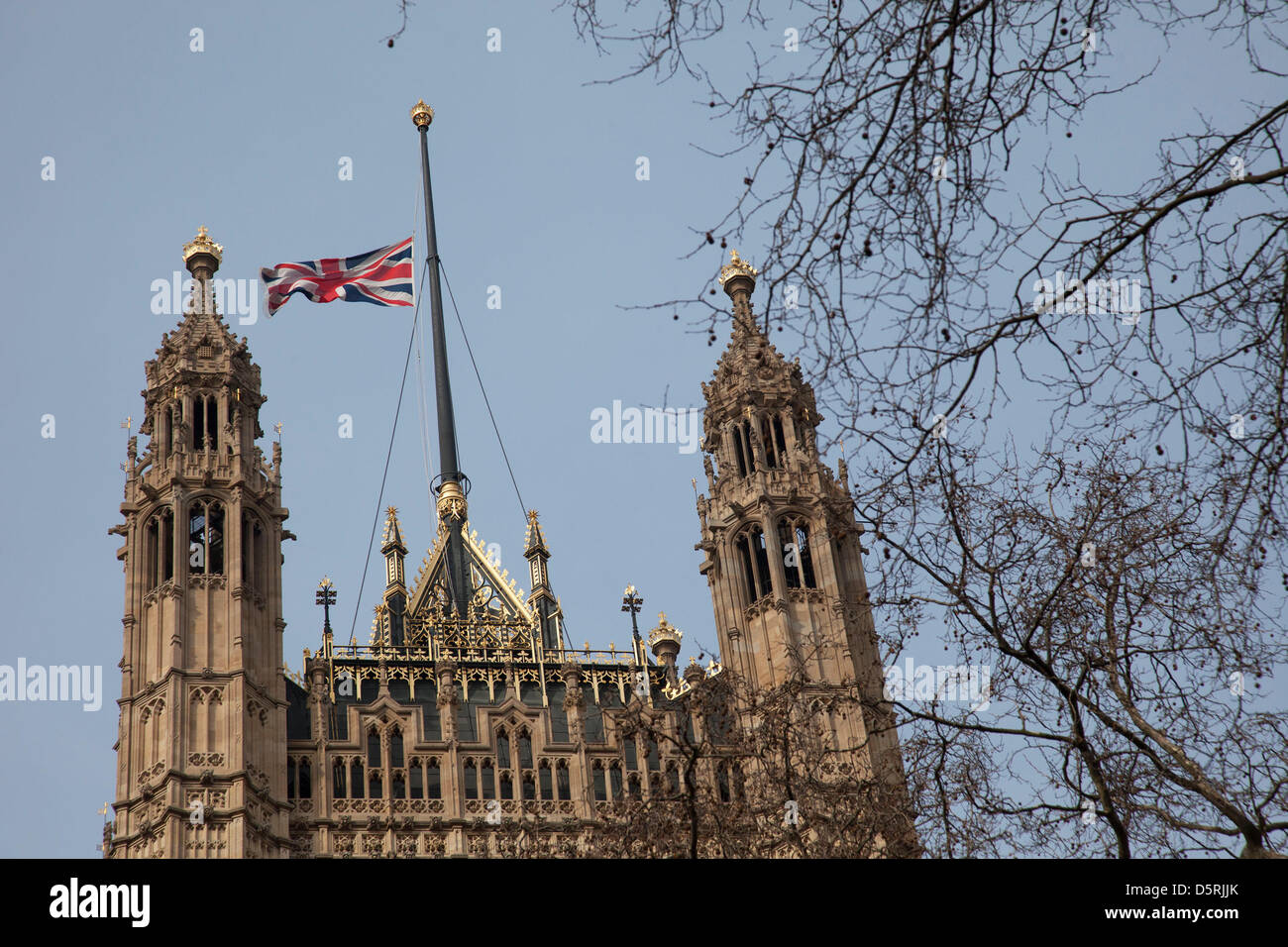 Drapeau de l'Union européenne en berne au-dessus des maisons du Parlement. En l'honneur de la baronne Margaret Thatcher à la suite de l'annonce de sa mort. Maggie Thatcher (87), alias la "Dame de Fer" a dominé la politique britannique depuis 20 ans. Banque D'Images