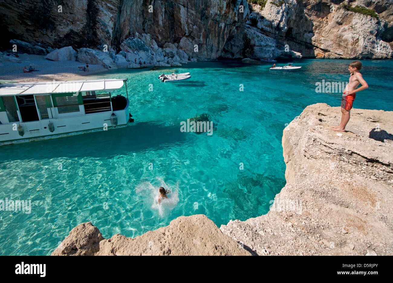 Les touristes profiter de la belle vue mer plage de Cala Mariolu, Baunei, Orosei Golfe, province de l'Ogliastra, Sardaigne, Italie Banque D'Images