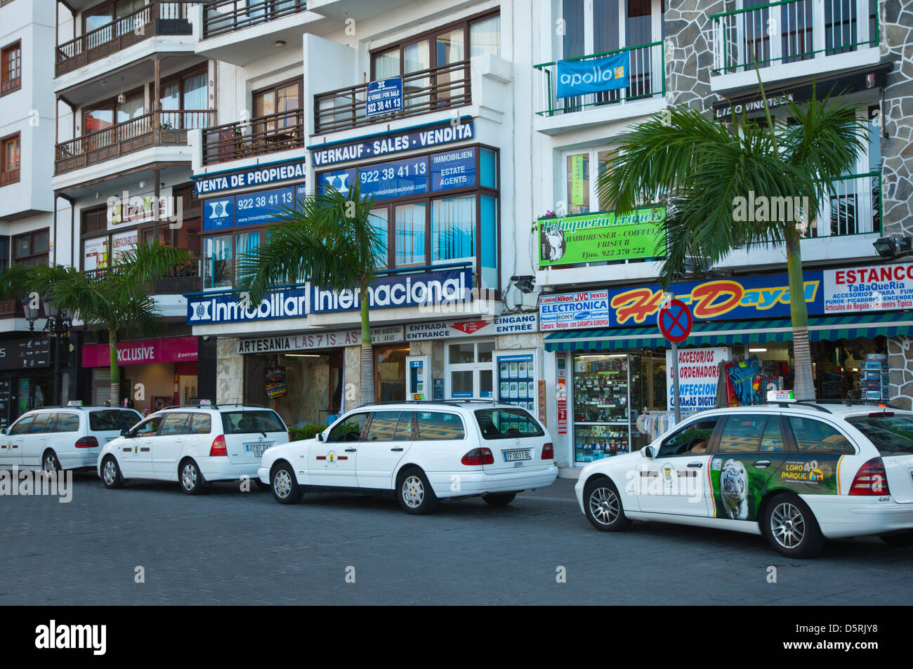 Taxis à Plaza Reyes Catolicos square Puerto de la Cruz Tenerife island ville des îles Canaries Espagne Europe Banque D'Images