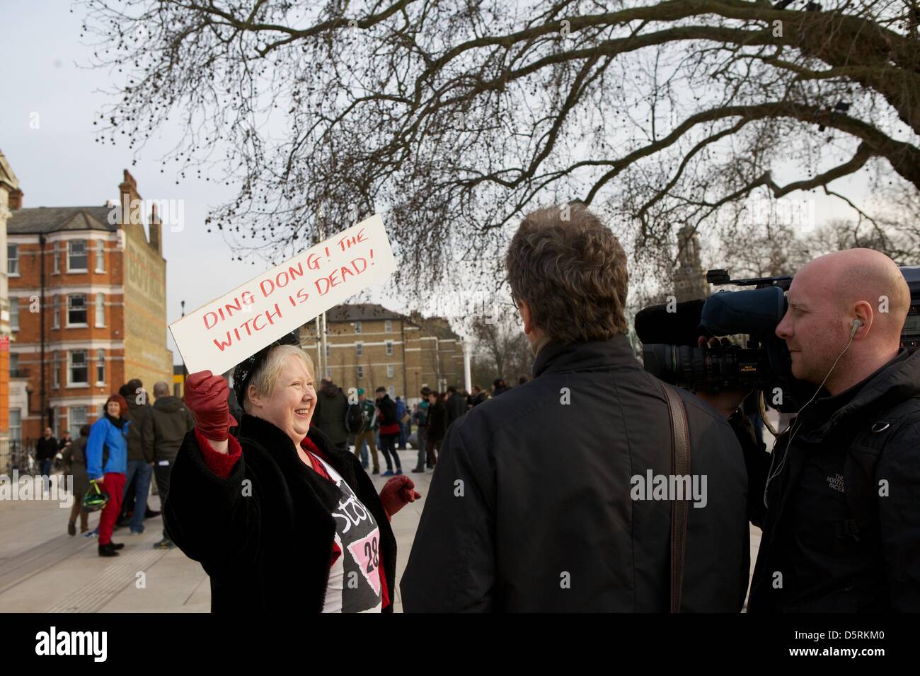 Londres, Royaume-Uni. 8 avril, 2013. Les gens célèbrent la mort de la Baronne Thatcher à une 'party' à Brixton. L'ex PM est décédé plus tôt le matin à l'Hôtel Ritz au centre de Londres où elle avait été un séjour en raison de la mauvaise santé. George Henton / Alamy Live News. Banque D'Images