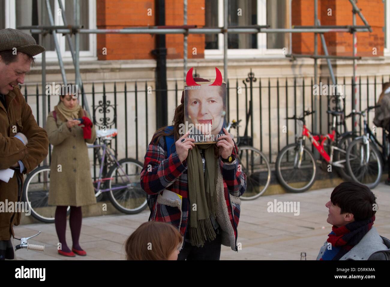 Londres, Royaume-Uni. 8 avril, 2013. Les gens célèbrent la mort de la Baronne Thatcher à une 'party' à Brixton. L'ex PM est décédé plus tôt le matin à l'Hôtel Ritz au centre de Londres où elle avait été un séjour en raison de la mauvaise santé. George Henton / Alamy Live News. Banque D'Images