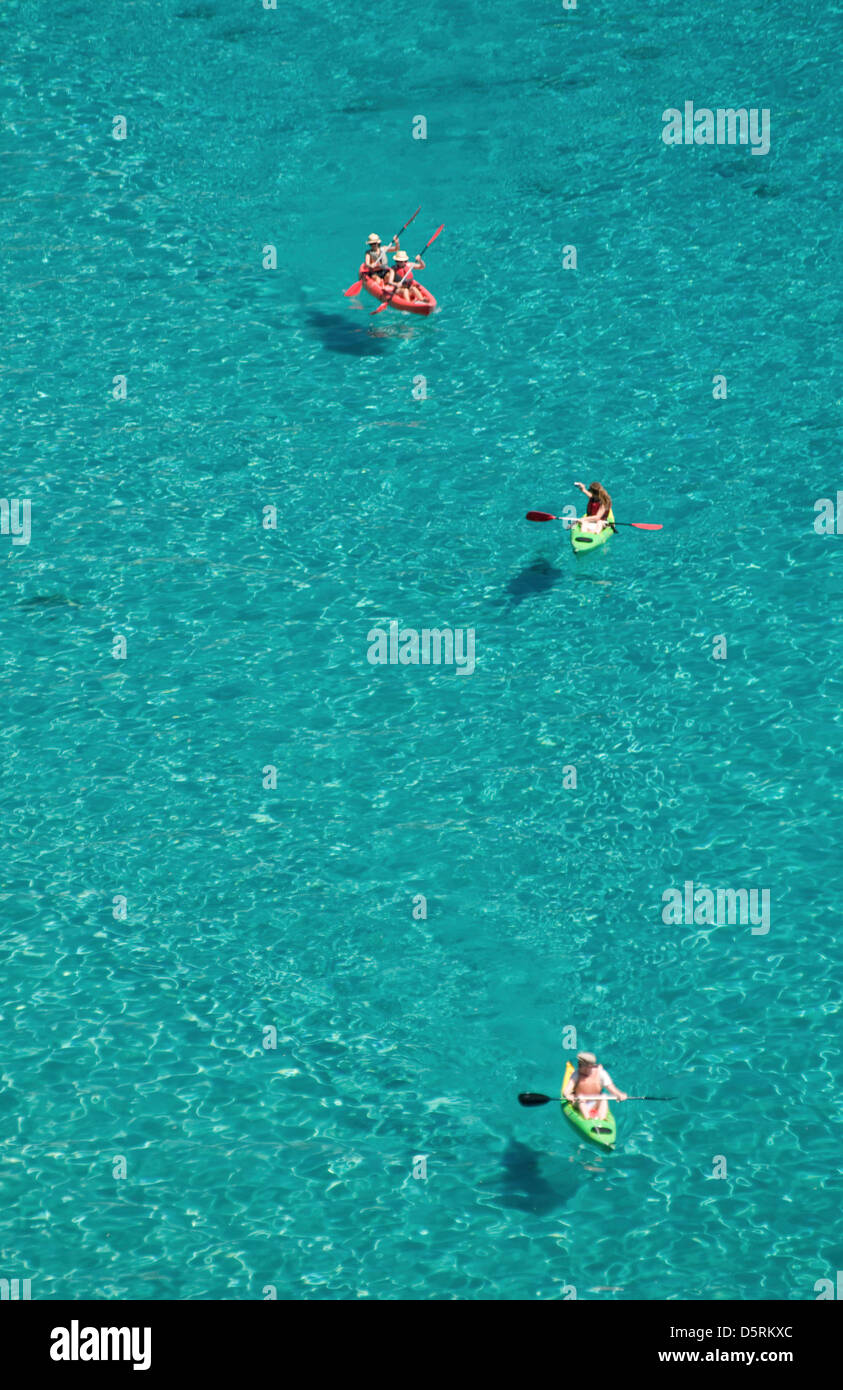 Navigation Touristique kayaks sur l'eau claire de la mer de la côte d'Émeraude, en Sardaigne, Italie Banque D'Images