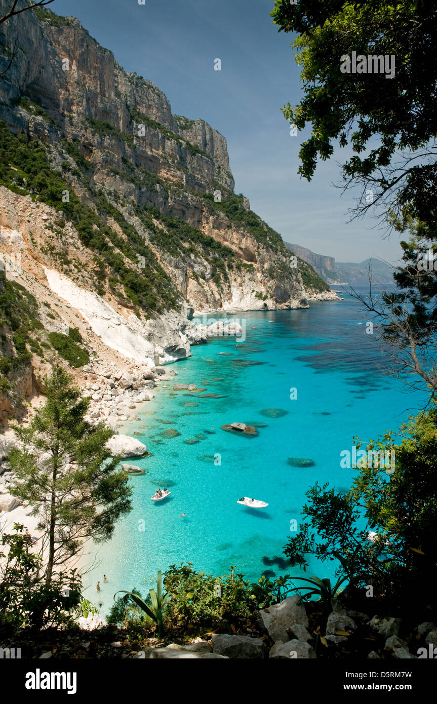 Les eaux turquoises de la mer et le blanc des roches calcaires à Cala Goloritzè,plage,côte Ogliastra Baunei,Sardaigne,Italie Banque D'Images