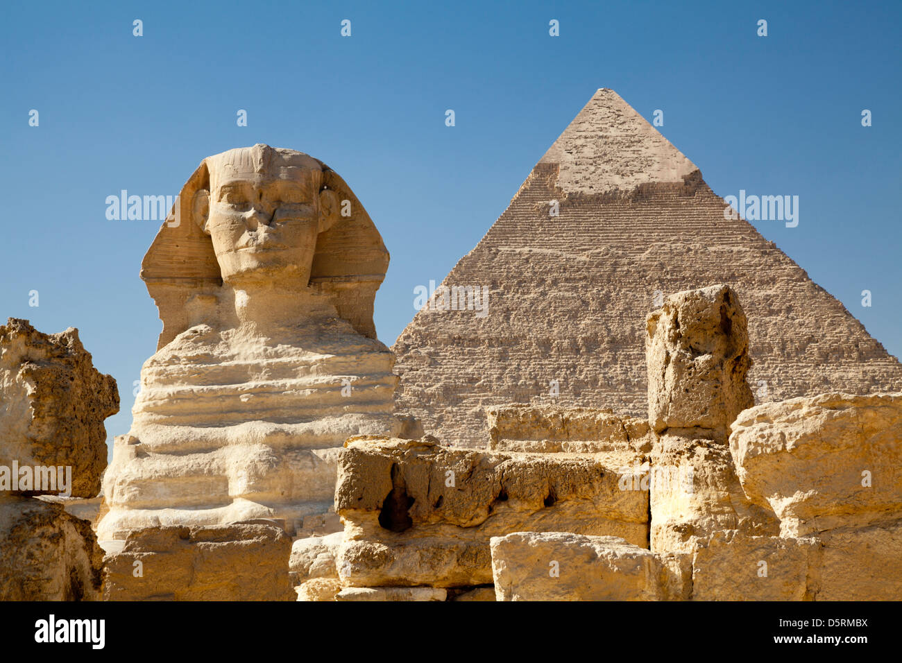 Le grand Sphinx avec la pyramide de Khafré derrière à Gizeh en Egypte Banque D'Images
