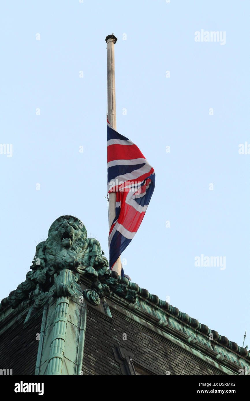 UNION JACK DRAPEAU EN BERNE SUR HAUT DE RITZ HOTEL Margaret Thatcher est décédée à l'HÔTEL RITZ RITZ HOTEL LONDON ENGLAND UK 08 AP Banque D'Images