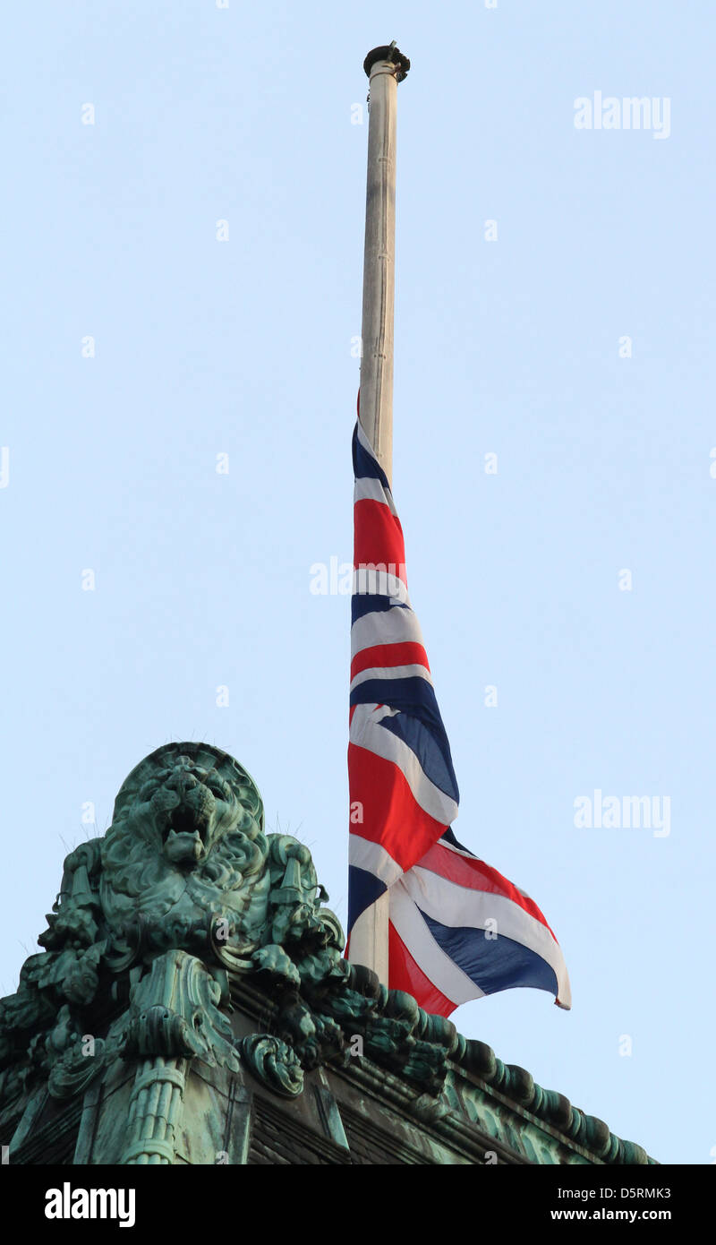UNION JACK DRAPEAU EN BERNE SUR HAUT DE RITZ HOTEL Margaret Thatcher est décédée à l'HÔTEL RITZ RITZ HOTEL LONDON ENGLAND UK 08 AP Banque D'Images
