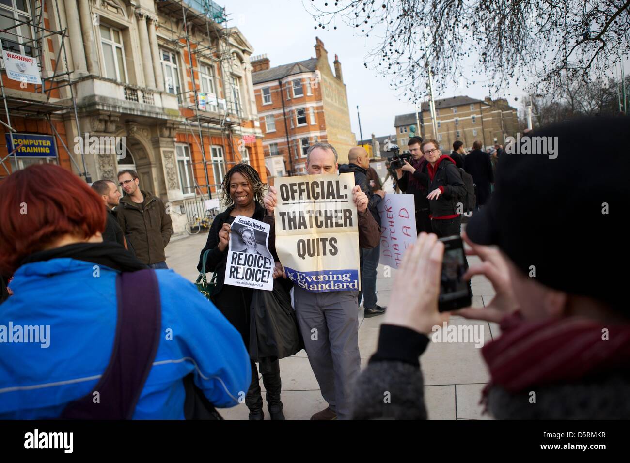 Londres, Royaume-Uni. 08 avril 2013. Les gens célèbrent la mort de la Baronne Thatcher à une 'party' à Brixton. L'ex PM est décédé plus tôt le matin à l'Hôtel Ritz au centre de Londres où elle avait été un séjour en raison de la mauvaise santé. George Henton / Alamy Live News. Banque D'Images