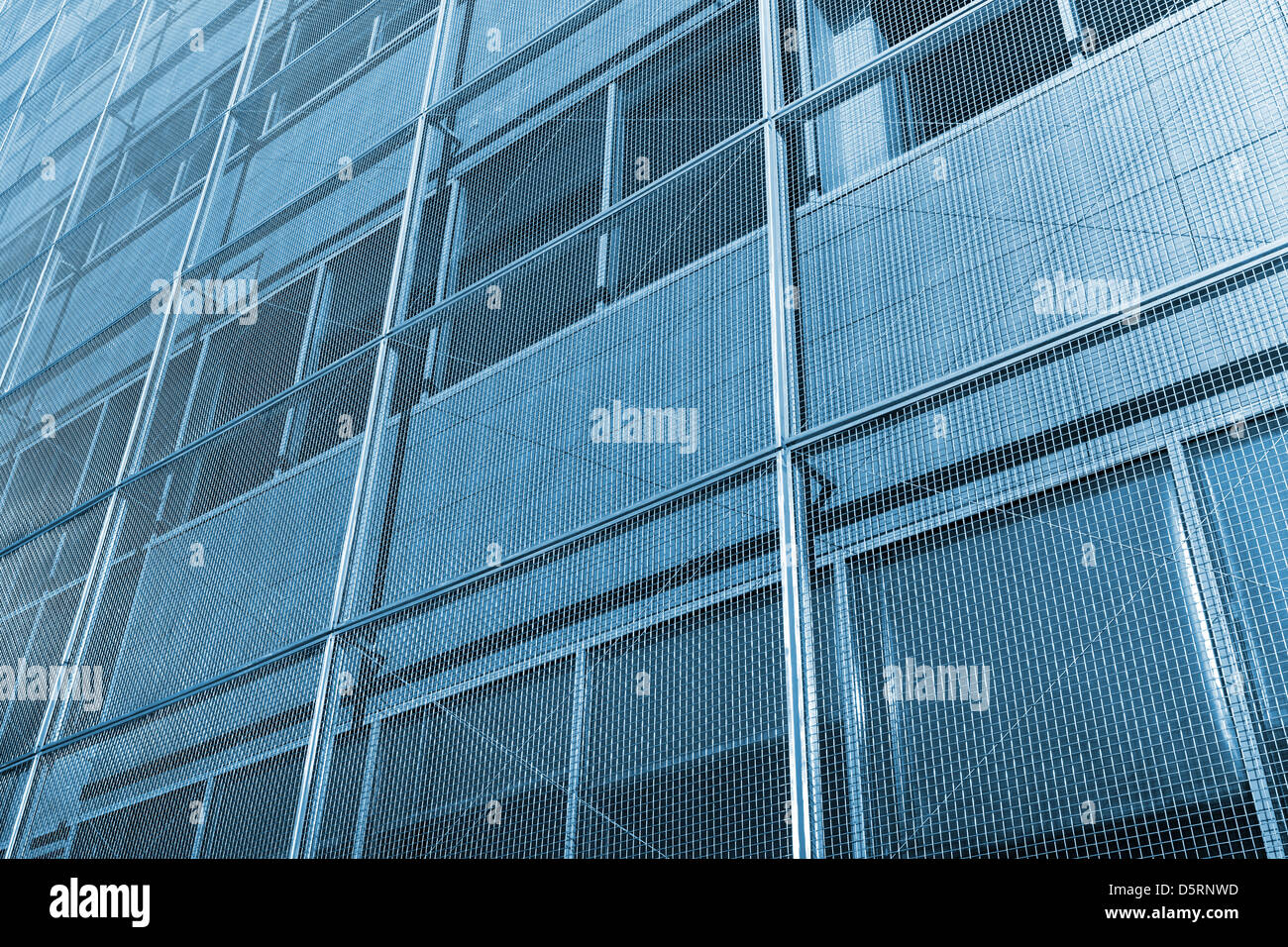 Résumé façade d'immeuble de bureaux modernes avec windows et grille métallique Banque D'Images