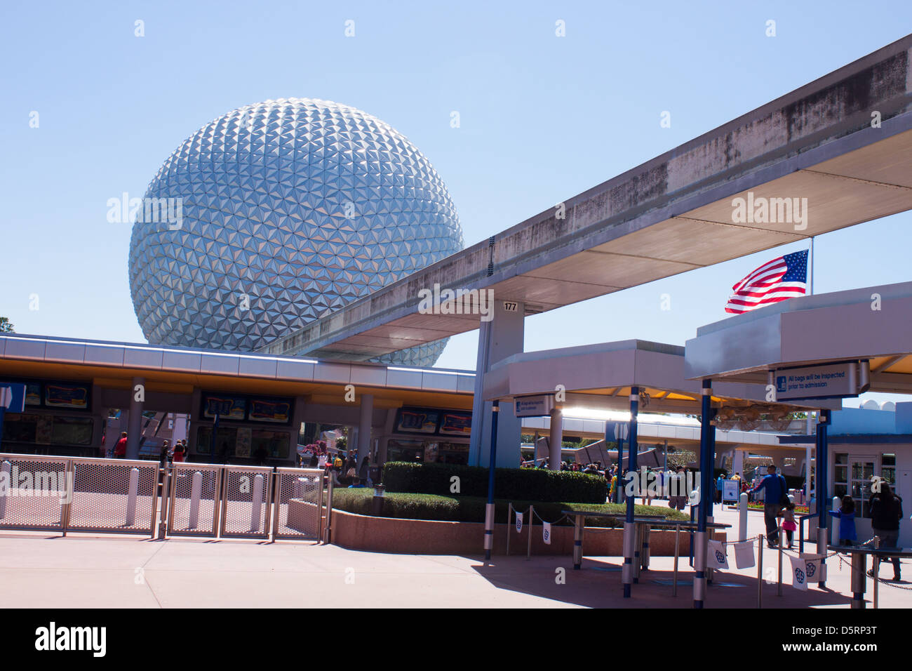 La voie de monorail et de Epcot coupole géodésique de Spaceship Earth, Epcot, Disney World Banque D'Images