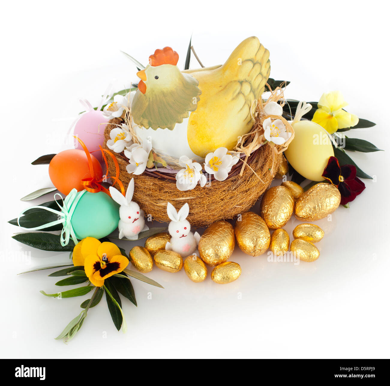 Poulet avec des œufs en chocolat de Pâques Banque D'Images