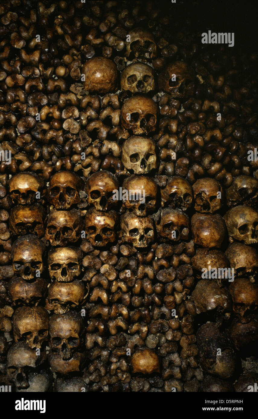 Mur fait de crânes aux catacombes de Paris un souterrain des ossuaires qui détiennent les restes d'un peu moins de 2 millions de personnes dans une petite partie d'un réseau de tunnel construit pour consolider des mines de Paris pierre ancienne qui s'étend au sud de la barrière d'Enfer ('porte de l'enfer') ancienne porte de ville à Paris France Banque D'Images