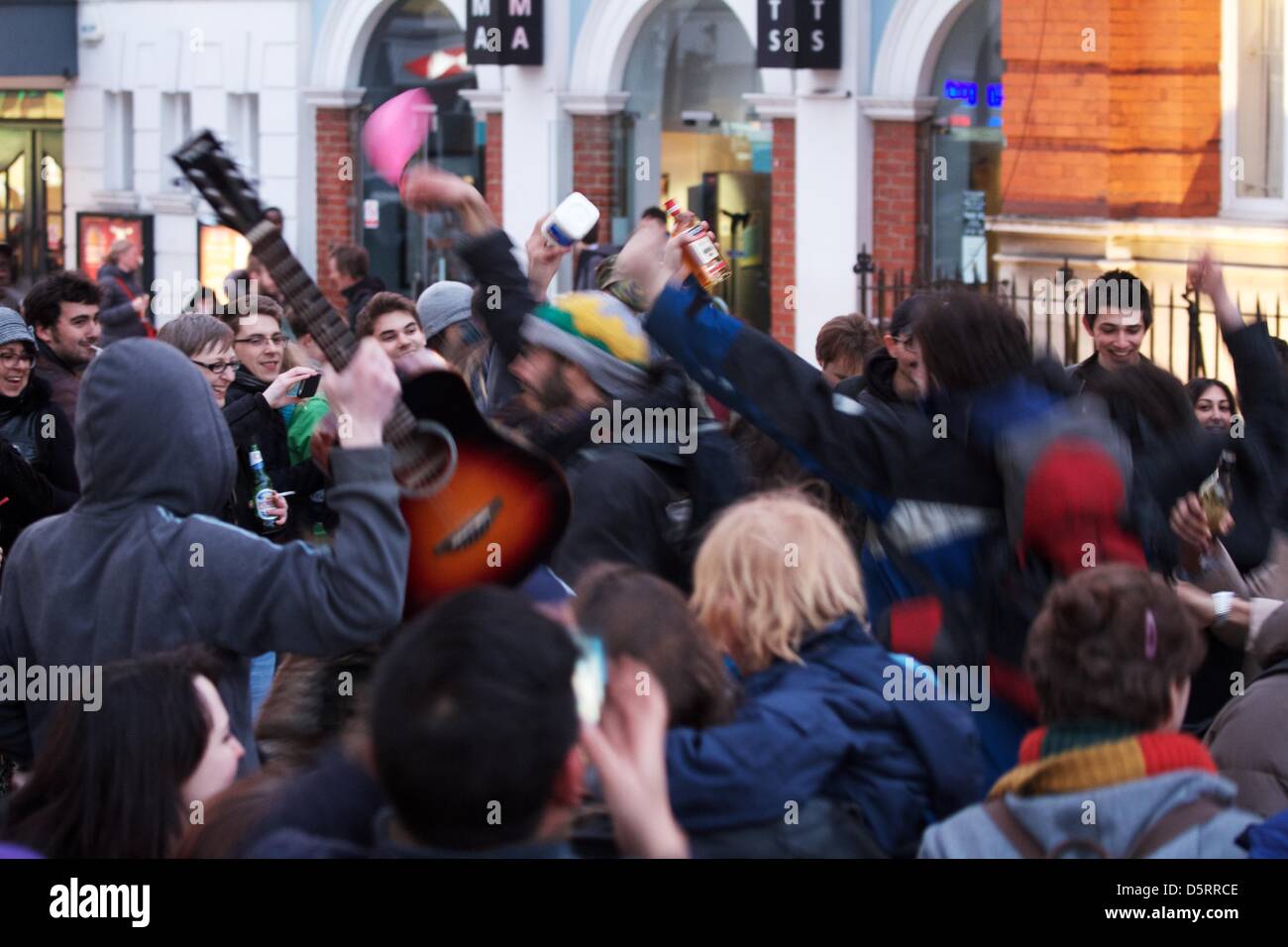 Londres, Royaume-Uni. 08 avril 2013. Les gens célèbrent la mort de la Baronne Thatcher à une 'party' à Brixton. L'ex PM est décédé plus tôt le matin à l'Hôtel Ritz au centre de Londres où elle avait été un séjour en raison de la mauvaise santé. George Henton / Alamy Live News. Banque D'Images