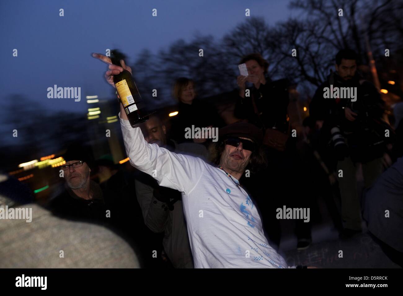 Londres, Royaume-Uni. 08 avril 2013. Les gens célèbrent la mort de la Baronne Thatcher à une 'party' à Brixton. L'ex PM est décédé plus tôt le matin à l'Hôtel Ritz au centre de Londres où elle avait été un séjour en raison de la mauvaise santé. George Henton / Alamy Live News. Banque D'Images