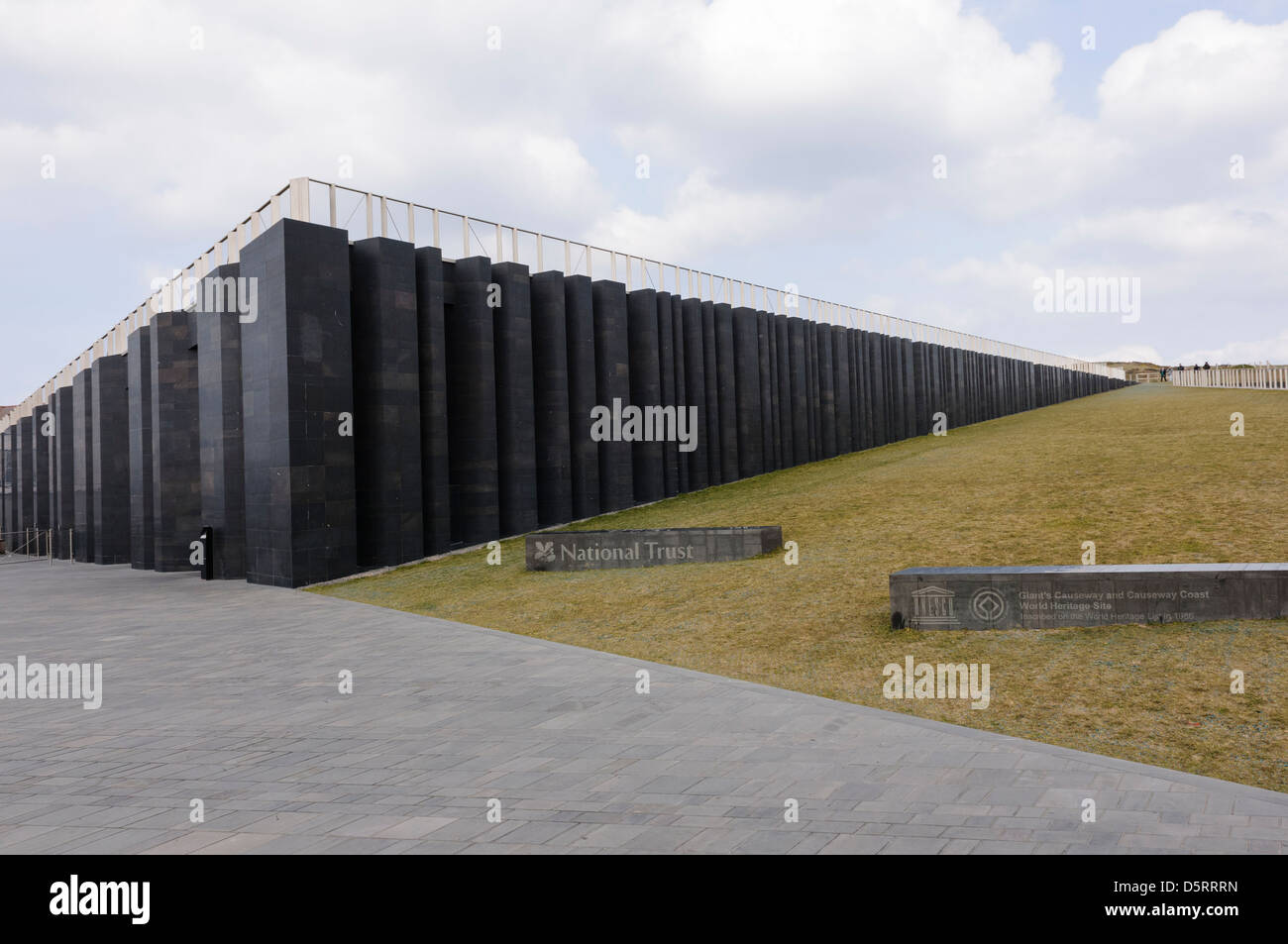 Le centre d'accueil de Giant's Causeway, propriété du National Trust, est considéré par les habitants comme un piège touristique : il y a un chemin libre autour du bâtiment Banque D'Images