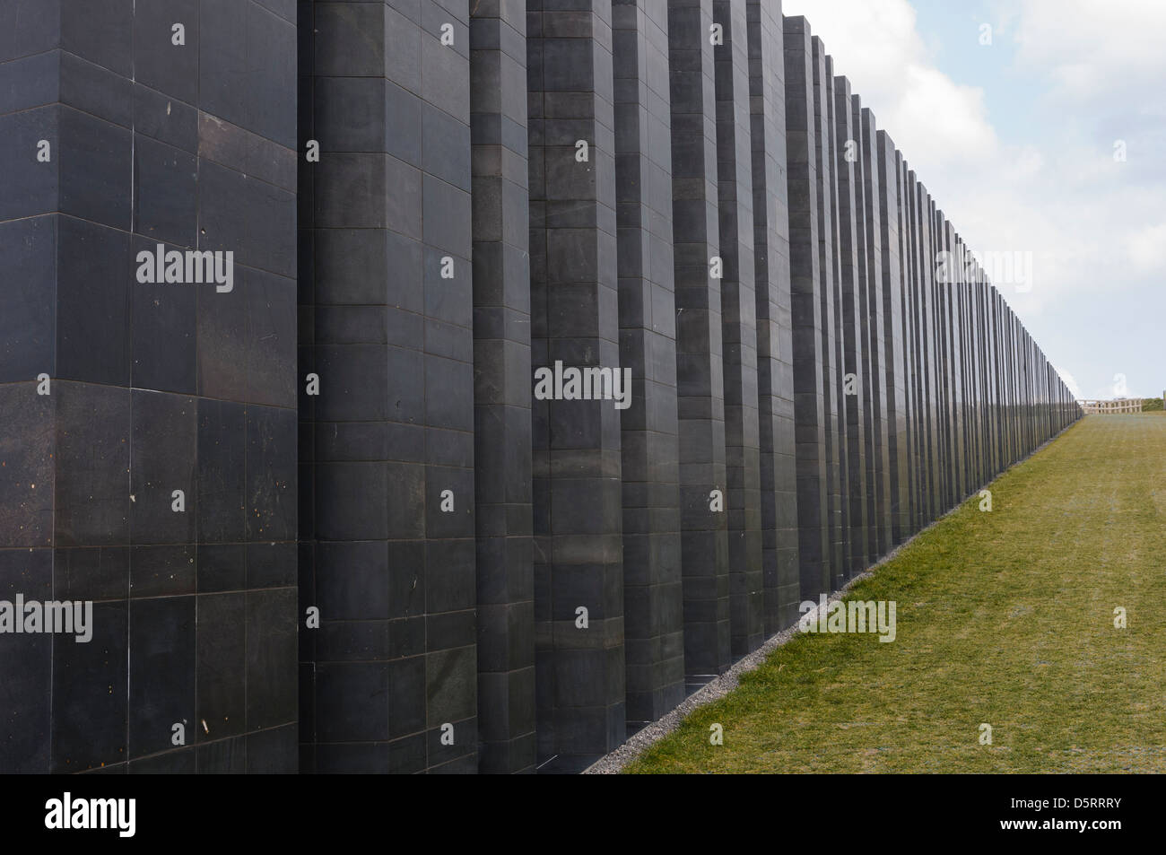 Le centre d'accueil de Giant's Causeway, propriété du National Trust, est considéré par les habitants comme un piège touristique : il y a un chemin libre autour du bâtiment Banque D'Images