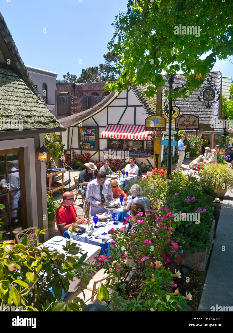 En plein air Carmel by the Sea portabella Restaurant terrasse ensoleillée en plein air dîner à Carmel by the Sea California USA Banque D'Images En plein air Carmel by the Sea portabella Restaurant terrasse ensoleillée en plein air dîner à Carmel by the Sea California USA Banque D'Images
