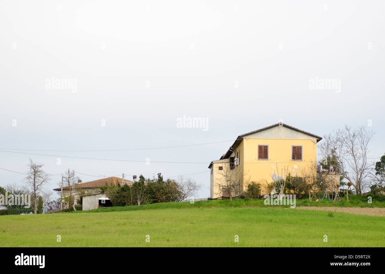 La toscane, italie. Maison isolée sur un beau paysage de campagne. Banque D'Images