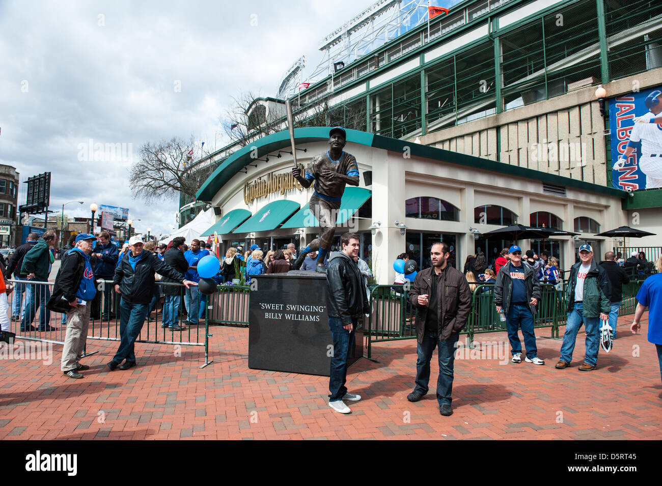 Chicago, USA. 8 avril, 2013. Fans des Cubs de Chicago à Wrigley Field de Chicago pour la Ligue Majeure de Baseball 2013 Ouverture à domicile. Crédit : Max Herman/Alamy Live News Banque D'Images