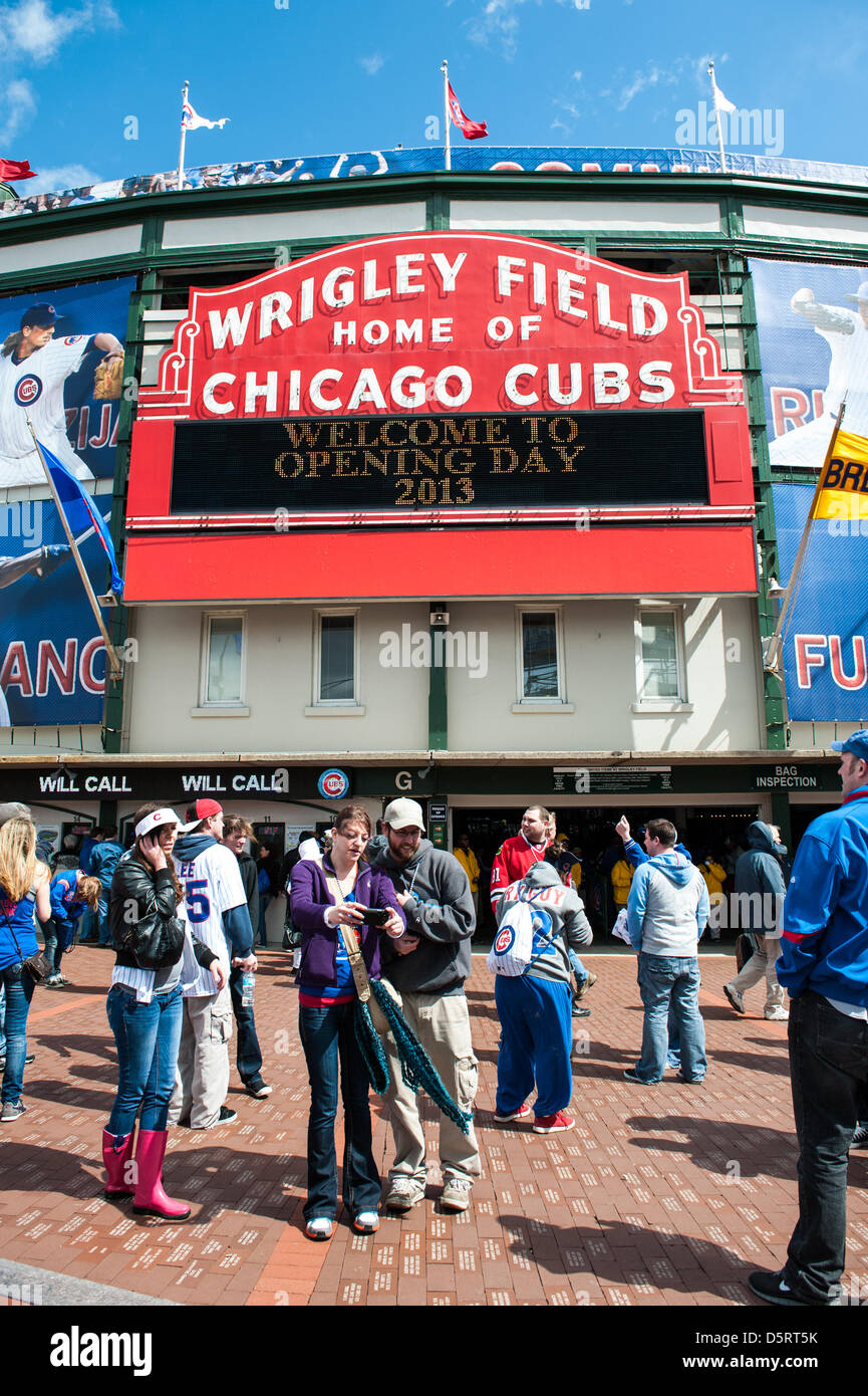 Chicago, USA. 8 avril, 2013. Fans des Cubs de Chicago à Wrigley Field de Chicago pour la Ligue Majeure de Baseball 2013 Ouverture à domicile. Crédit : Max Herman/Alamy Live News Banque D'Images