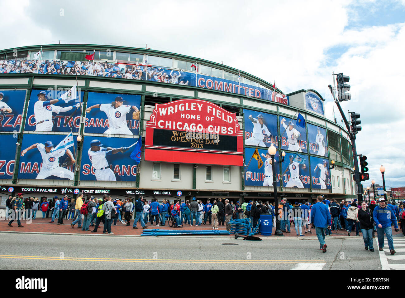 Chicago, USA. 8 avril, 2013. Fans des Cubs de Chicago à Wrigley Field de Chicago pour la Ligue Majeure de Baseball 2013 Ouverture à domicile. Crédit : Max Herman/Alamy Live News Banque D'Images