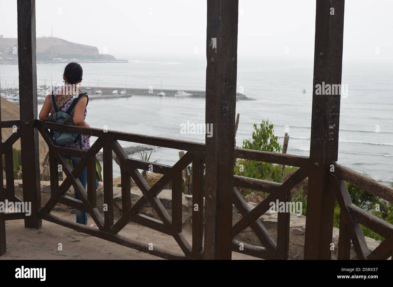 Girl donne sur l'océan pacifique en Baranco, Lima Banque D'Images