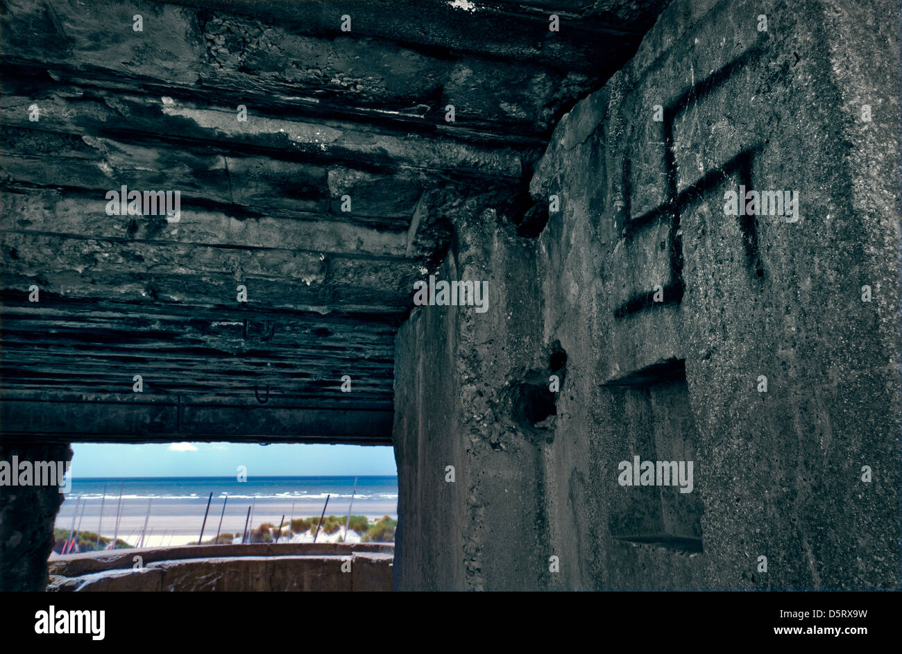 WW2 German gun béton bunker avec croix gammée surplombant les plages ensoleillées de graffiti de Fort Mahon plage Le Touquet France Banque D'Images