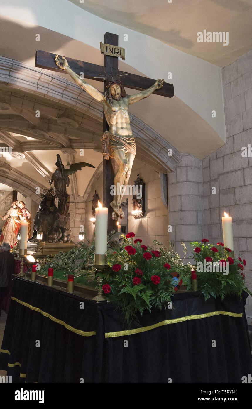 Easter Parade float de Jésus sur le crucifix à l'intérieur de l'église de San Vicente Mártir à Vitoria-Gasteiz, Pays Basque, Espagne Banque D'Images
