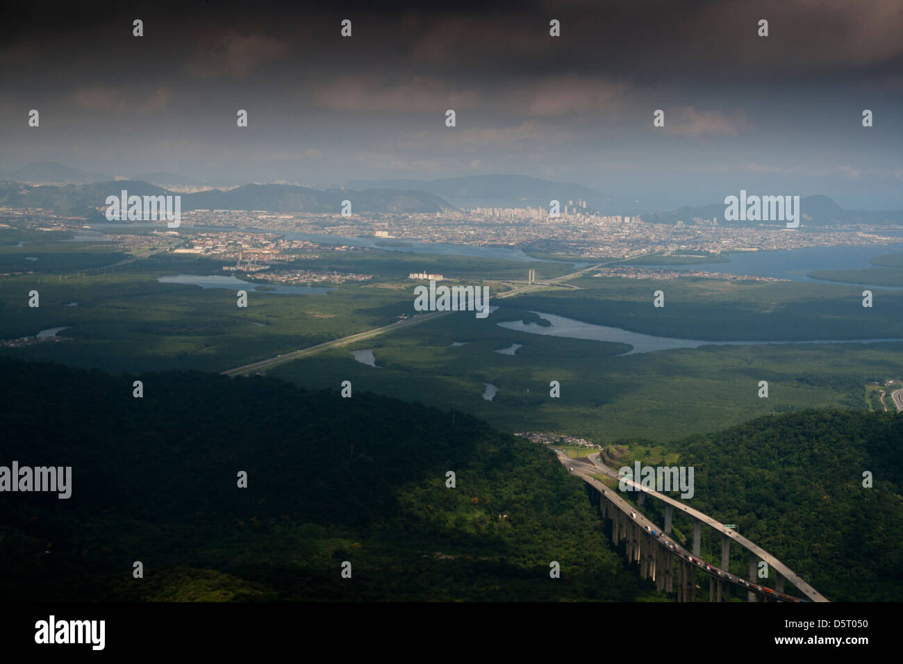 Route Imigrantes, ville de São Paulo à Santos, l'état de São Paulo, la rive. Banque D'Images