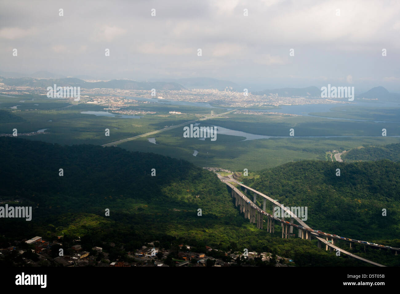 Route Imigrantes, ville de São Paulo à Santos, l'état de São Paulo, la rive. Banque D'Images