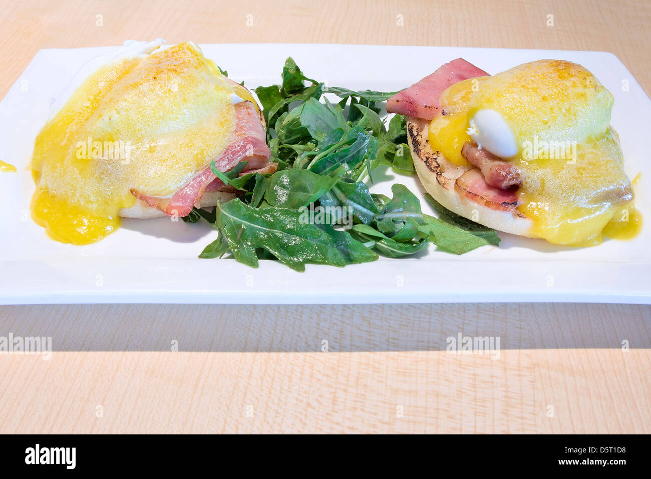 Les oeufs Bénédicte avec Canadian Bacon Sauce Hollandaise et organique sur Muffins anglais breakfast Dish Banque D'Images