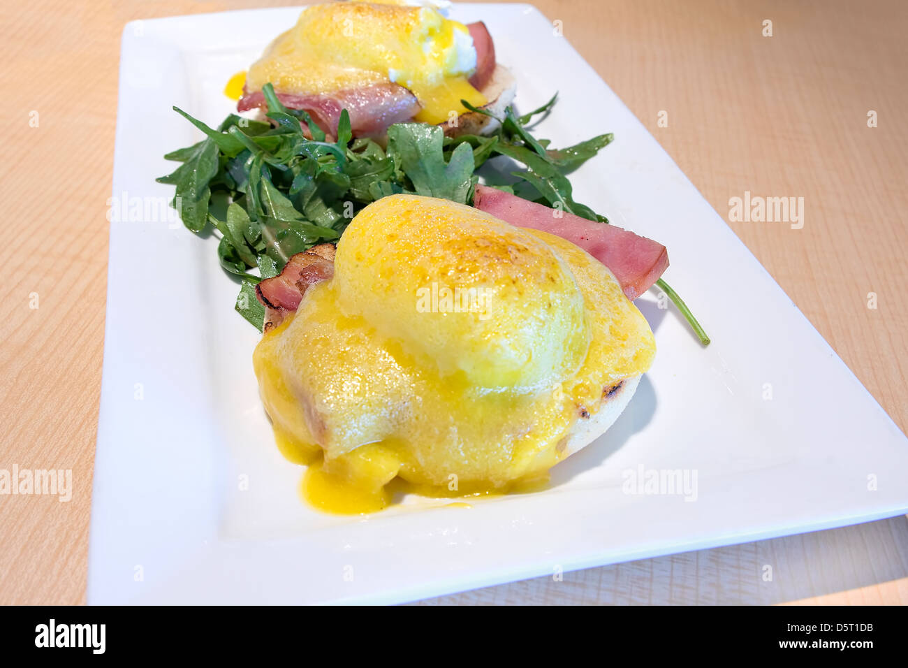 Les oeufs Bénédicte avec Canadian Bacon Œufs pochés Sauce Hollandaise et organique sur Muffins anglais breakfast lave closeup Banque D'Images