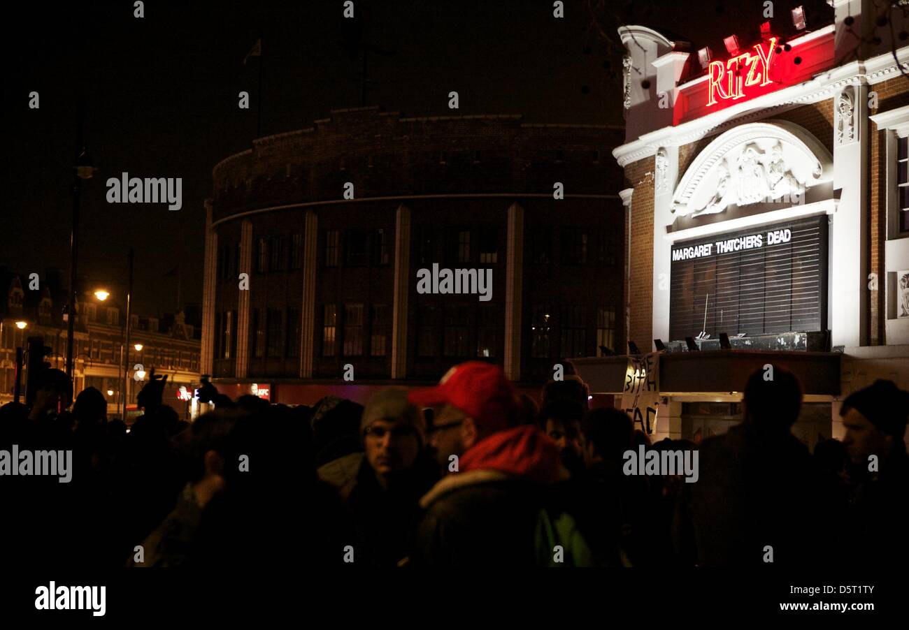 Londres, Royaume-Uni. 08 avril 2013. Les gens célébrant la mort de la Baronne Thatcher à une 'party' à Brixton réarranger les lettres au-dessus du cinéma luxueux, Londres. L'ex PM est décédé plus tôt le matin à l'Hôtel Ritz au centre de Londres où elle avait été un séjour en raison de la mauvaise santé. George Henton / Alamy Live News. Banque D'Images