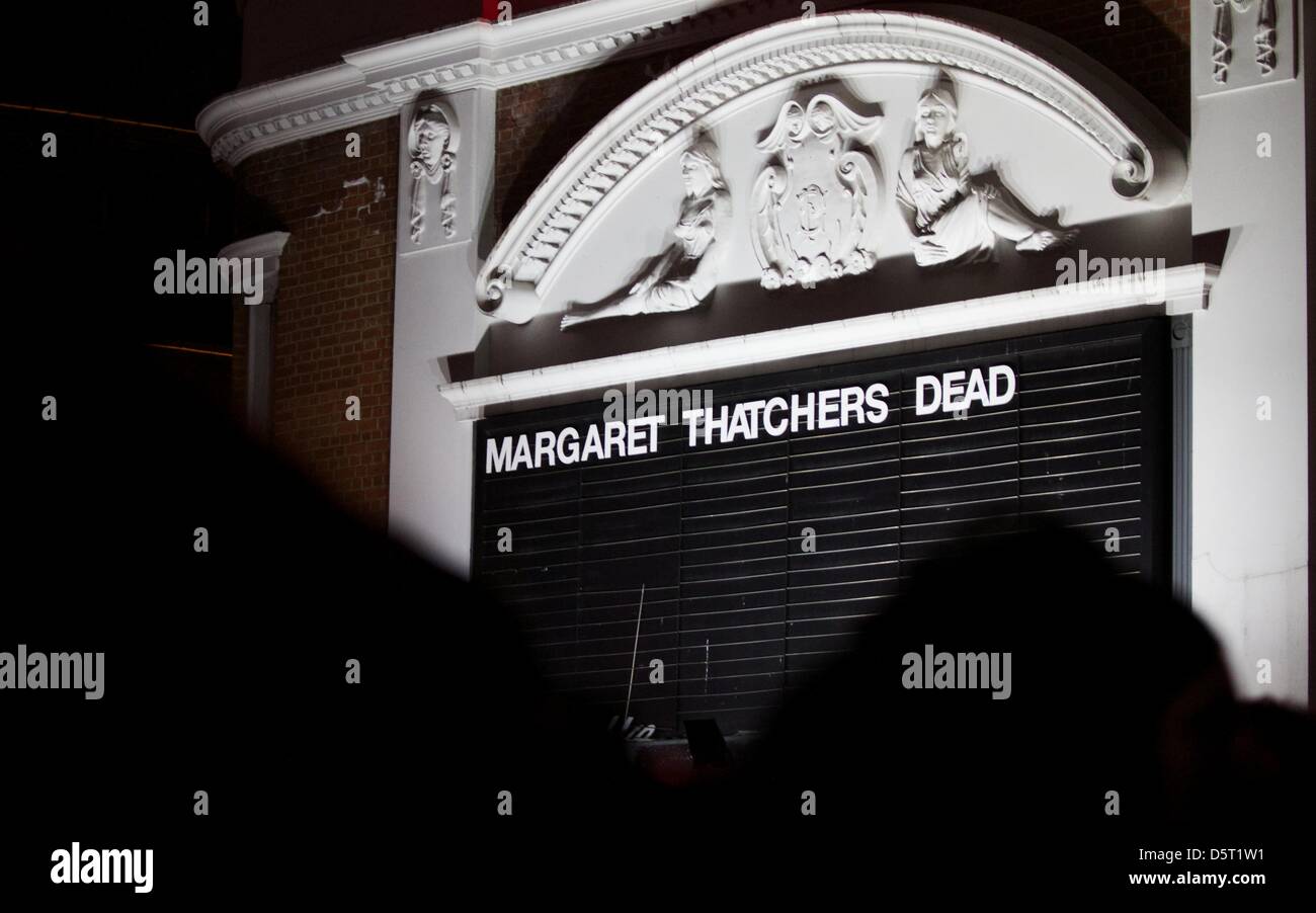Londres, Royaume-Uni. 08 avril 2013. Les gens célèbrent la mort de la Baronne Thatcher à une 'party' à Brixton et réarranger les lettres sur l'écran Cinéma luxueux. L'ex PM est décédé plus tôt le matin à l'Hôtel Ritz au centre de Londres où elle avait été un séjour en raison de la mauvaise santé. George Henton / Alamy Live News. Banque D'Images