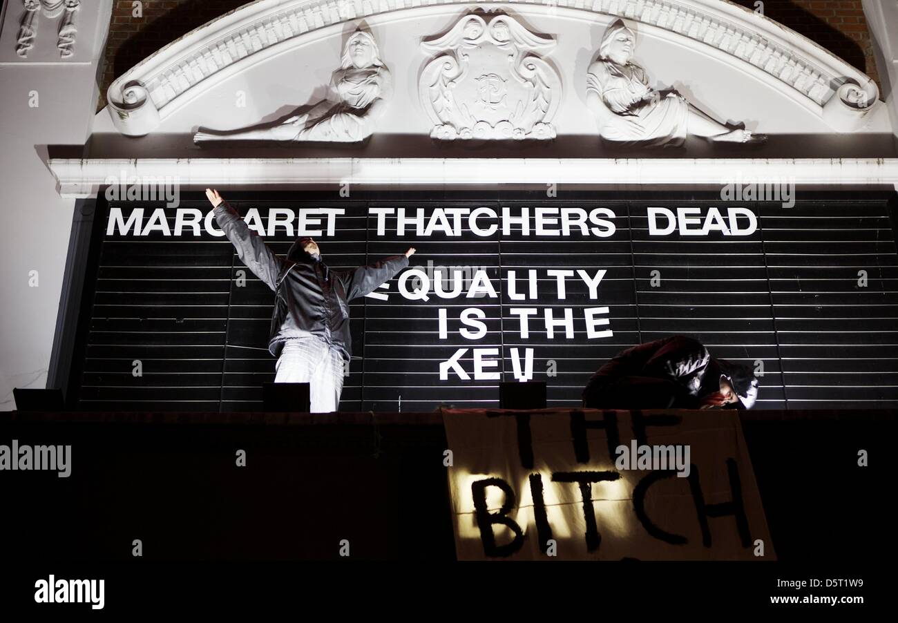 Londres, Royaume-Uni. 08 avril 2013. Les gens célébrant la mort de la Baronne Thatcher à une 'party' à Brixton réarranger les lettres au-dessus du cinéma luxueux, Londres. L'ex PM est décédé plus tôt le matin à l'Hôtel Ritz au centre de Londres où elle avait été un séjour en raison de la mauvaise santé. George Henton / Alamy Live News. Banque D'Images