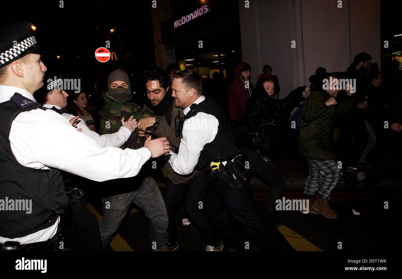 Londres, Royaume-Uni. 08 avril 2013. Les gens célèbrent la mort de la Baronne Thatcher à une 'party' à Brixton et clash brièvement avec la police. L'ex PM est décédé plus tôt le matin à l'Hôtel Ritz au centre de Londres où elle avait été un séjour en raison de la mauvaise santé. George Henton / Alamy Live News. Banque D'Images