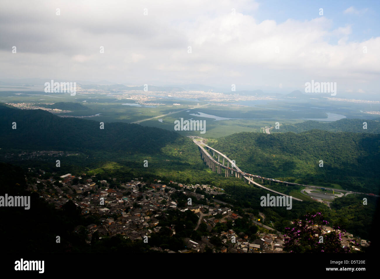 Route Imigrantes, ville de São Paulo à Santos, l'état de São Paulo, la rive. Banque D'Images