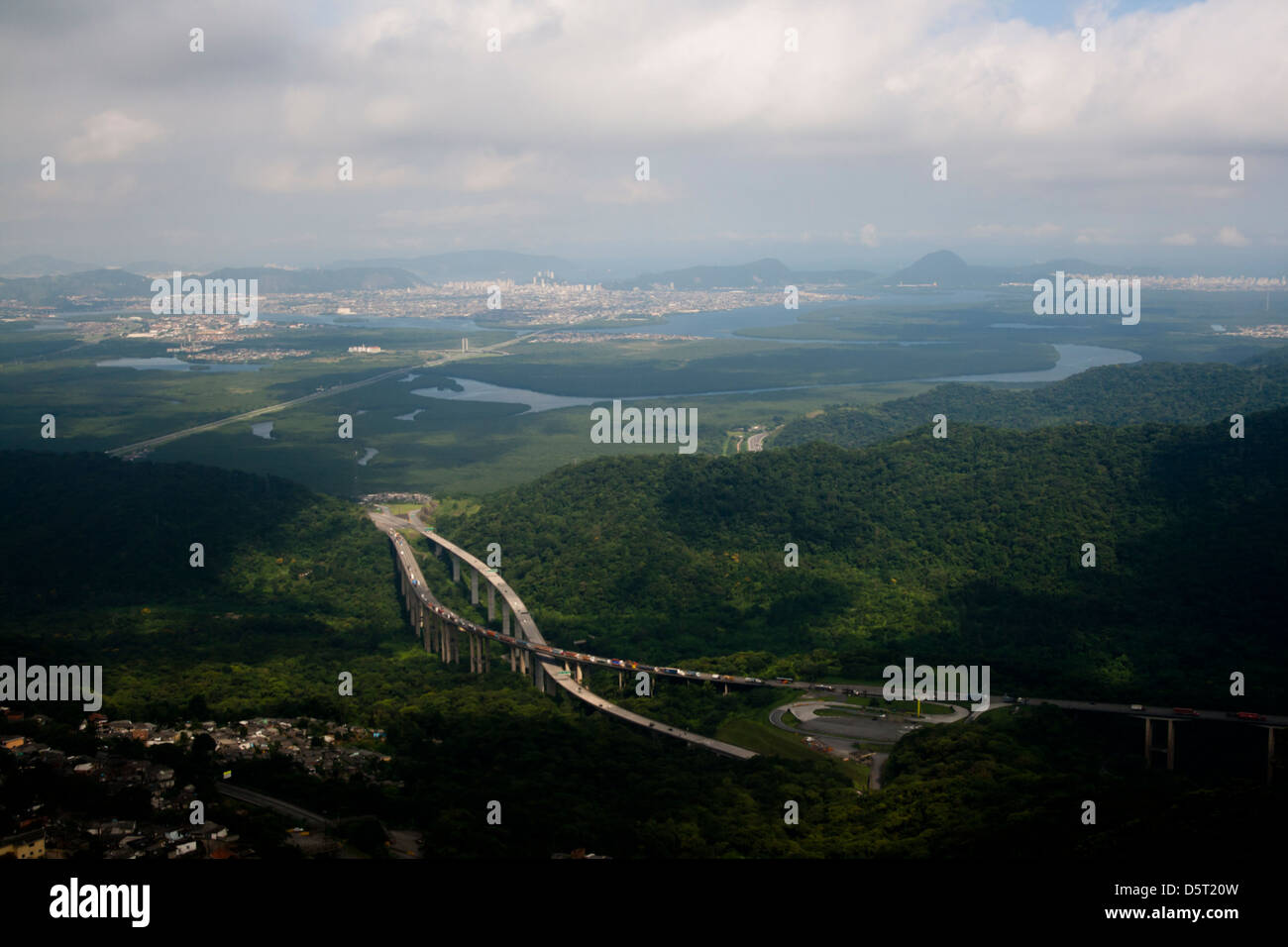 Route Imigrantes, ville de São Paulo à Santos, l'état de São Paulo, la rive. Banque D'Images