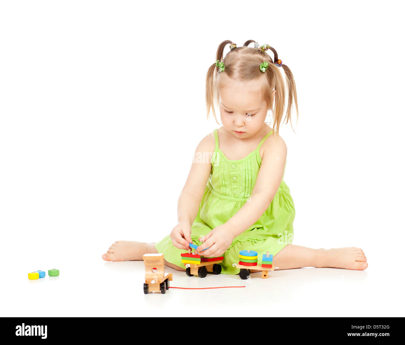 Jeu pour Enfants petit train sur le plancher sur fond blanc Banque D'Images