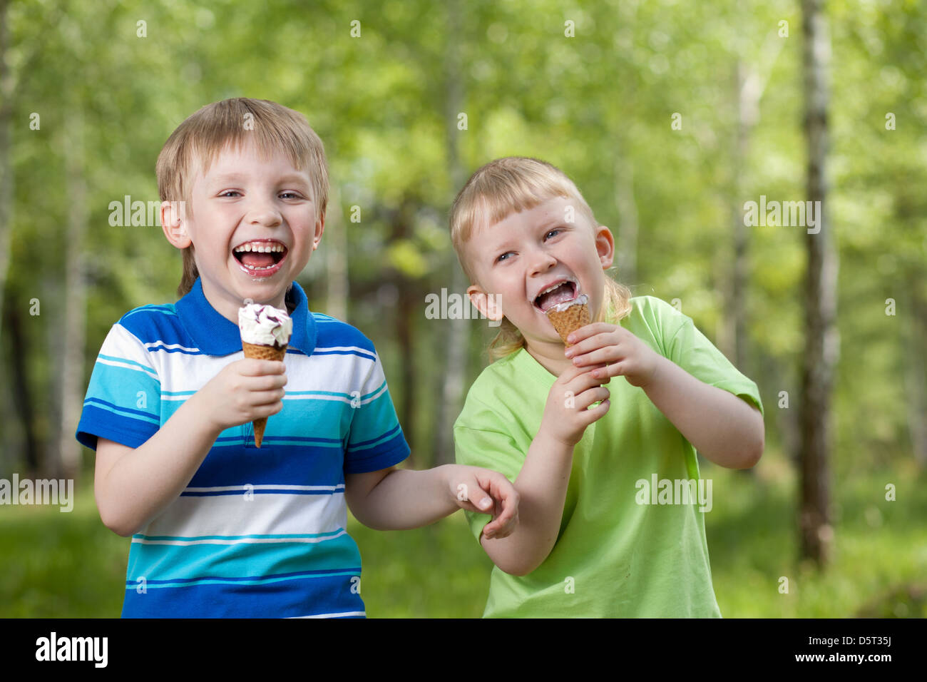 Les jeunes enfants de manger une glace délicieuse piscine Banque D'Images