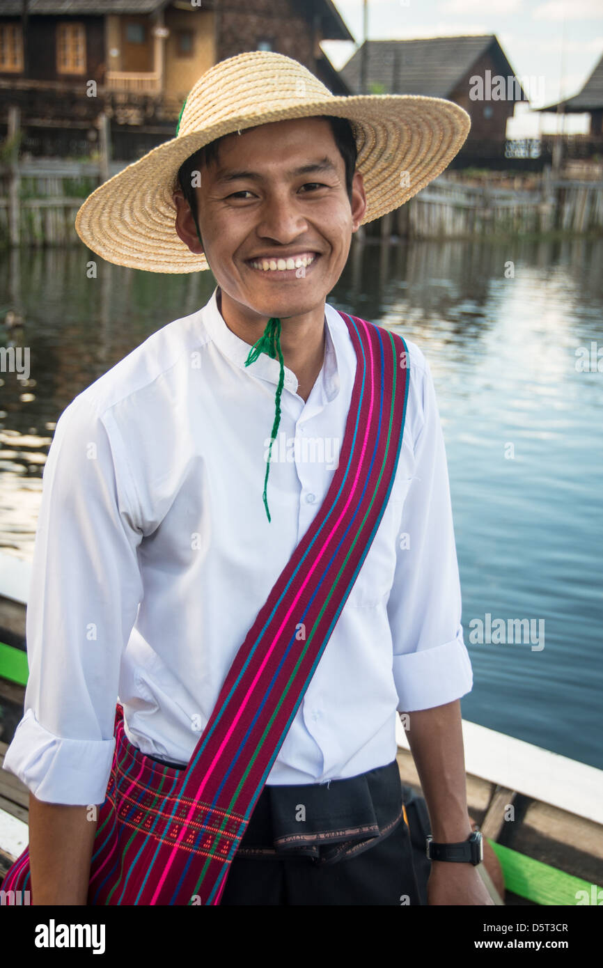 Guide de l'homme sur le lac Inle. Banque D'Images