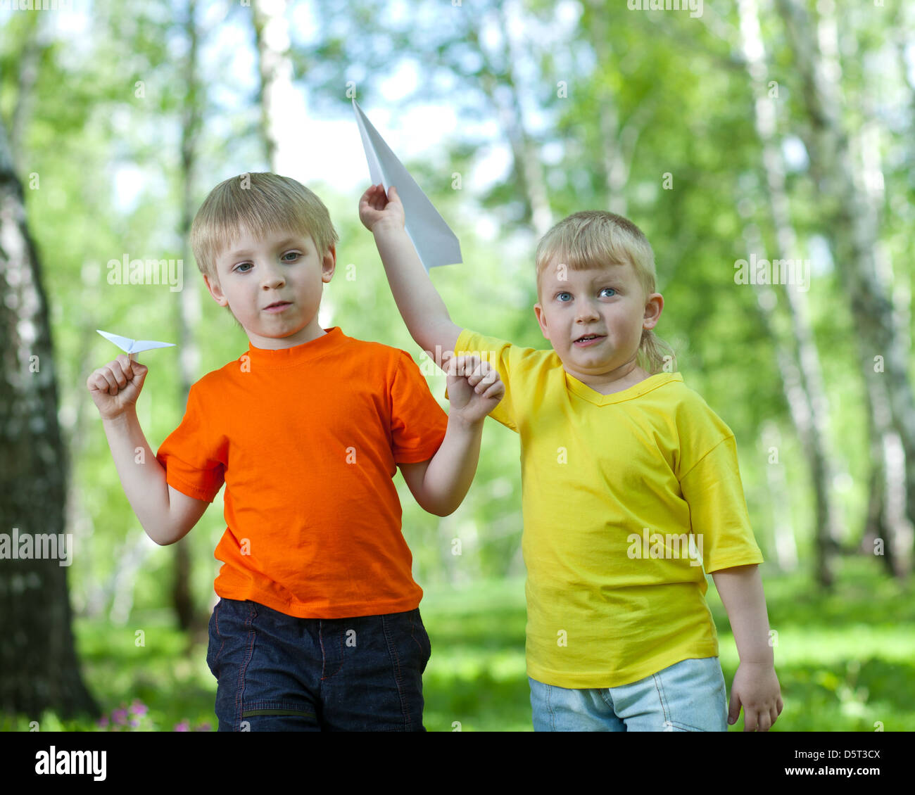 Enfants jouant et voler un avion en papier Banque D'Images