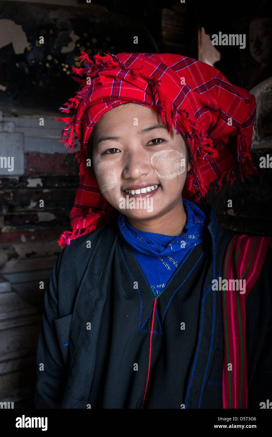 Jeune femme Pa-O guide pour le lac Inle visite des temples bouddhistes. Banque D'Images