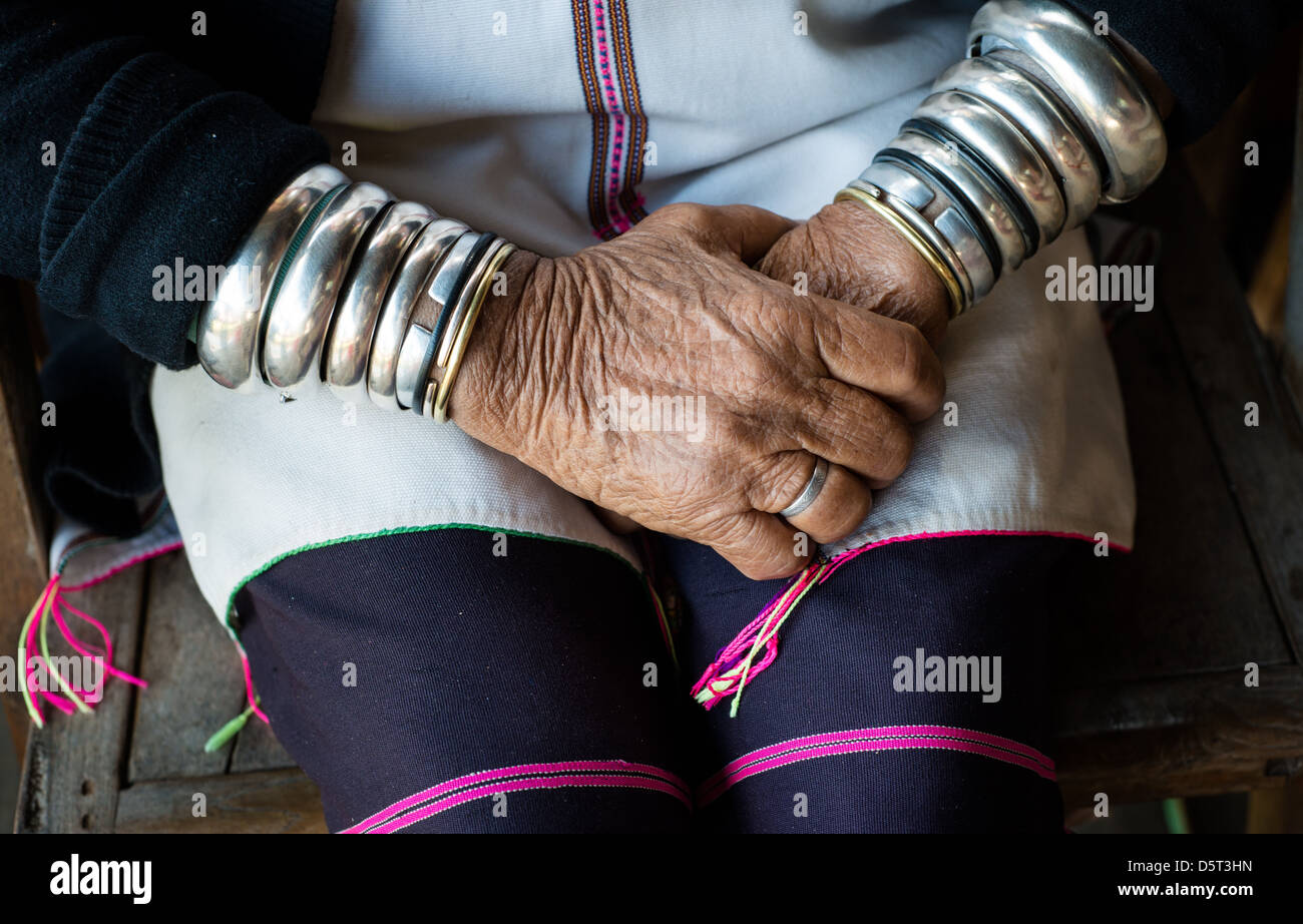 Padaung birman Woman's hands et bracelets. Banque D'Images