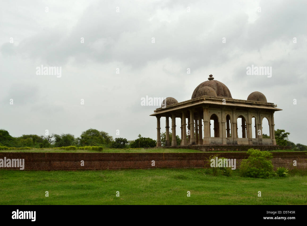 Cénotaphe de la cour d'Kevda Masjid, Champaner, Gujarat. Banque D'Images