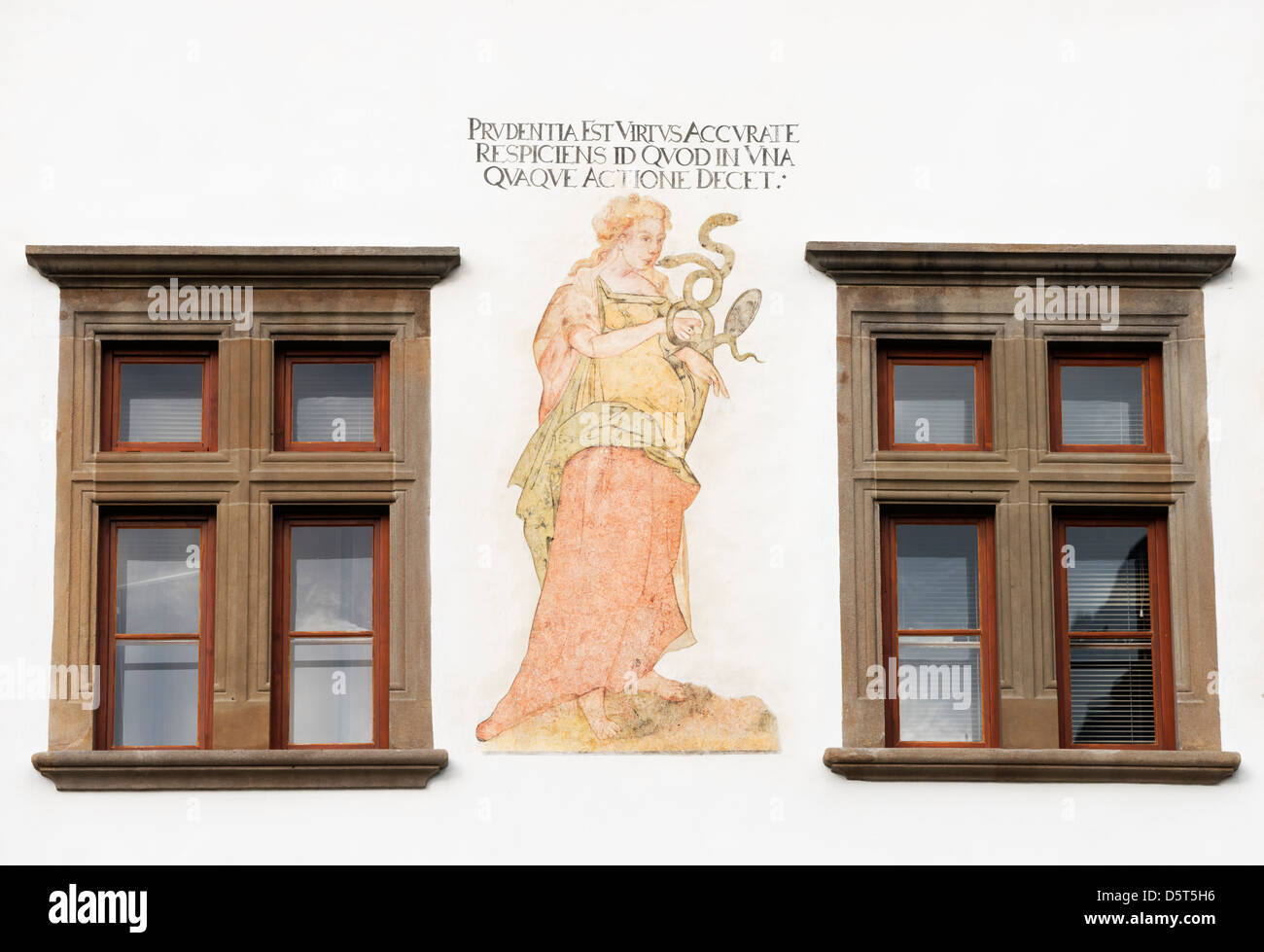 La peinture de la Renaissance à l'Hôtel de ville de Levoca, Slovaquie. Représentant la vertu de prudence ou de discrétion Banque D'Images