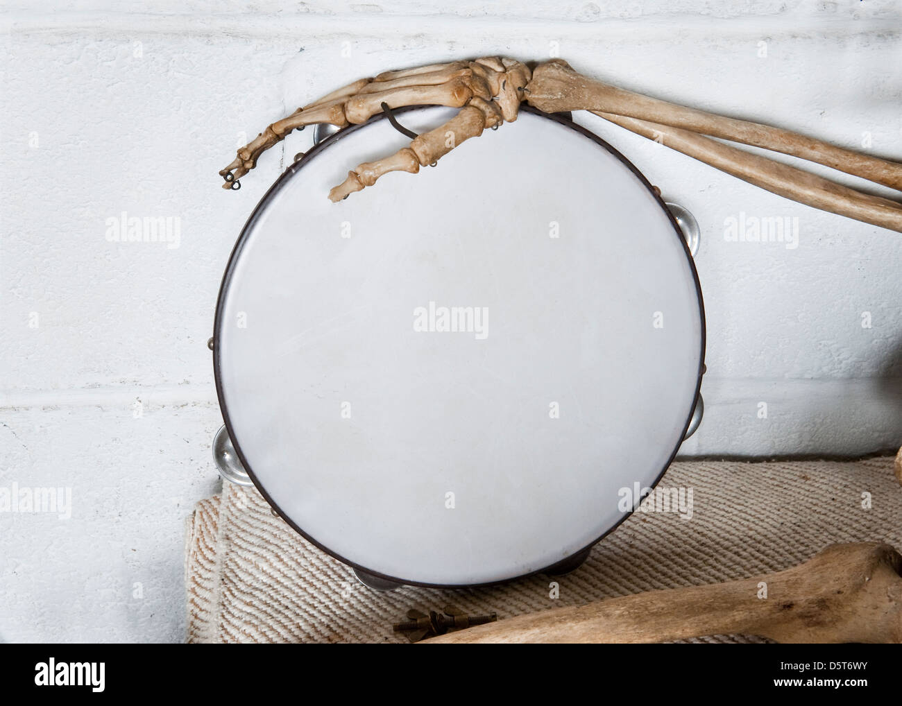 La main osseuse d'un squelette humain, tenant un tambourin Banque D'Images