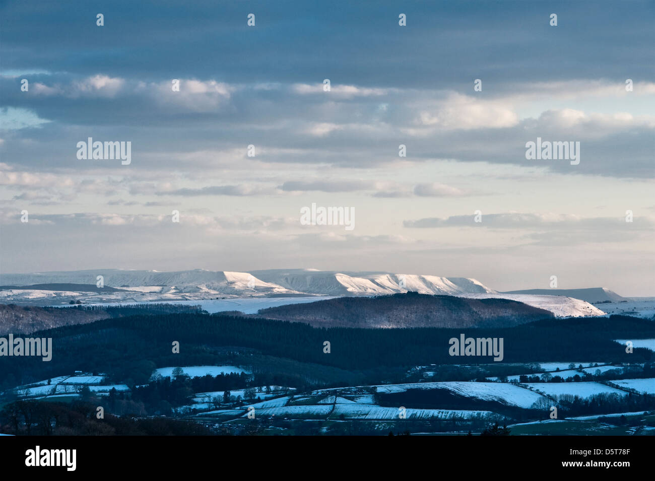 Une vue sur les montagnes noires lointaines et Hay Bluff (au-dessus de Hay-on-Wye) pendant la fin du printemps froid de 2013, Herefordshire, Royaume-Uni Banque D'Images