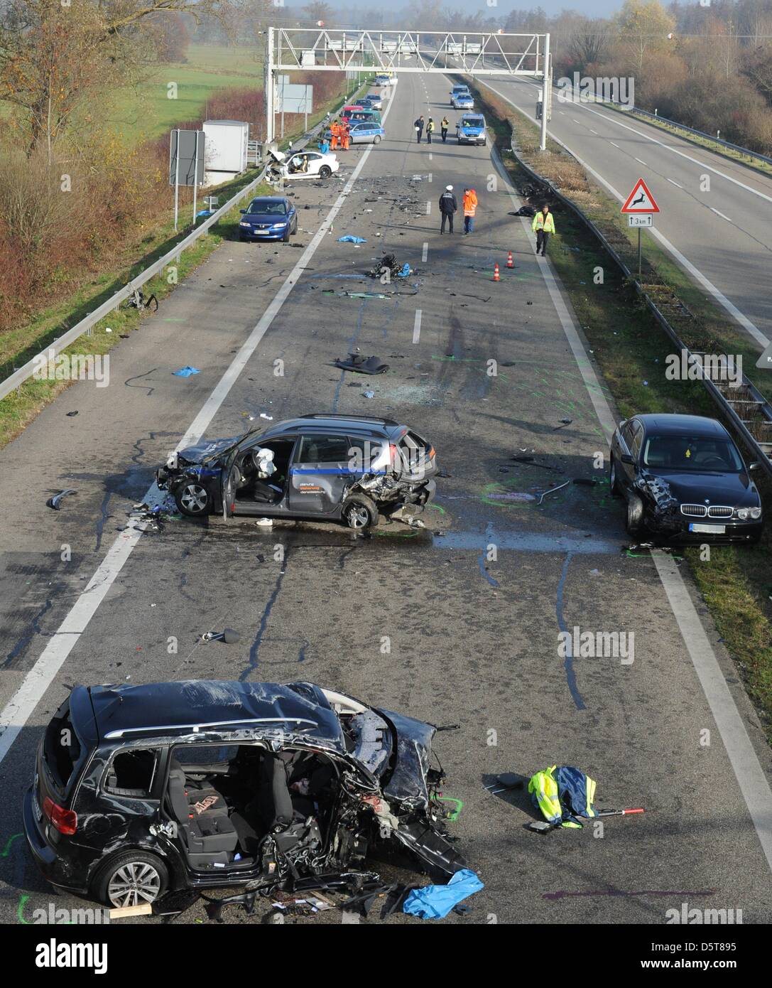 Voir des véhicules impliqués dans un accident sur l'autoroute A5 près d'Offenburg, Allemagne, 18 novembre 2012. Selon la police, six personnes sont mortes dans l'accident causé par un mauvais sens. Photo : PATRICK SEEGER Banque D'Images